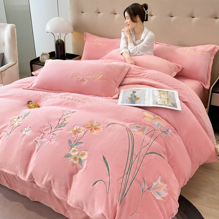 91家纺网 家纺一手货源 找家纺 2025大版花卉牛奶绒四件套小香风高克重加厚兔毛绒240g牛奶绒工艺款刺绣花四件套婴儿宝宝兔兔绒法莱金貂绒刺绣花四件套 莫娜花园-奶油粉