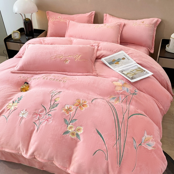 91家纺网 家纺一手货源 找家纺 2025大版花卉牛奶绒四件套小香风高克重加厚兔毛绒240g牛奶绒工艺款刺绣花四件套婴儿宝宝兔兔绒法莱金貂绒刺绣花四件套 莫娜花园-奶油粉