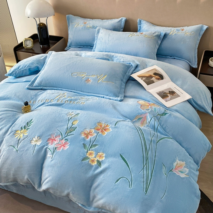 91家纺网 家纺一手货源 找家纺 2025大版花卉牛奶绒四件套小香风高克重加厚兔毛绒240g牛奶绒工艺款刺绣花四件套婴儿宝宝兔兔绒法莱金貂绒刺绣花四件套   莫娜花园-天空蓝