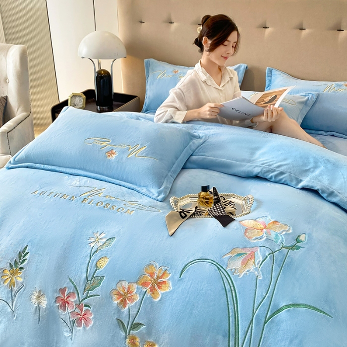 91家纺网 家纺一手货源 找家纺 2025大版花卉牛奶绒四件套小香风高克重加厚兔毛绒240g牛奶绒工艺款刺绣花四件套婴儿宝宝兔兔绒法莱金貂绒刺绣花四件套   莫娜花园-天空蓝