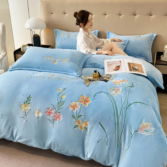 91家纺网 家纺一手货源 找家纺 2025大版花卉牛奶绒四件套小香风高克重加厚兔毛绒240g牛奶绒工艺款刺绣花四件套婴儿宝宝兔兔绒法莱金貂绒刺绣花四件套   莫娜花园-天空蓝