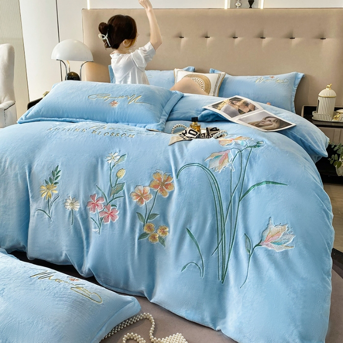 91家纺网 家纺一手货源 找家纺 2025大版花卉牛奶绒四件套小香风高克重加厚兔毛绒240g牛奶绒工艺款刺绣花四件套婴儿宝宝兔兔绒法莱金貂绒刺绣花四件套   莫娜花园-天空蓝