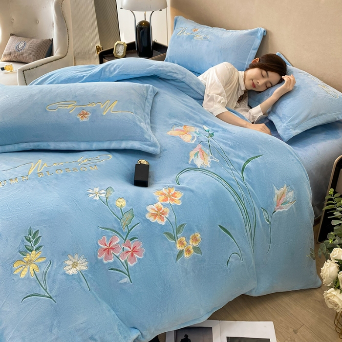 91家纺网 家纺一手货源 找家纺 2025大版花卉牛奶绒四件套小香风高克重加厚兔毛绒240g牛奶绒工艺款刺绣花四件套婴儿宝宝兔兔绒法莱金貂绒刺绣花四件套   莫娜花园-天空蓝