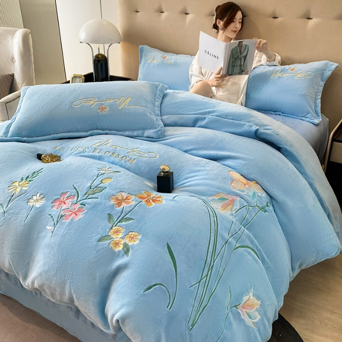 91家纺网 家纺一手货源 找家纺 2025大版花卉牛奶绒四件套小香风高克重加厚兔毛绒240g牛奶绒工艺款刺绣花四件套婴儿宝宝兔兔绒法莱金貂绒刺绣花四件套   莫娜花园-天空蓝