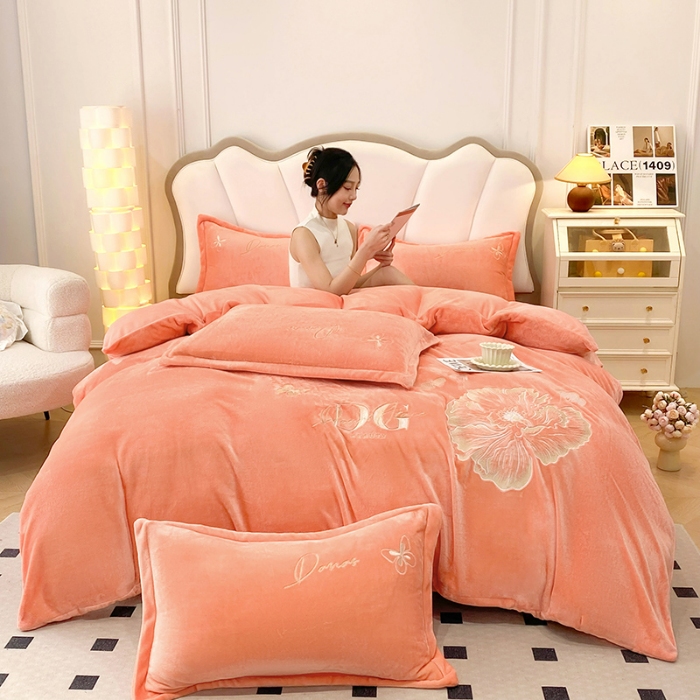 91家纺网 家纺一手货源 找家纺 2025大版花卉牛奶绒四件套小香风高克重加厚兔毛绒240g牛奶绒工艺款刺绣花四件套婴儿宝宝兔兔绒法莱金貂绒刺绣花四件套 盛世牡丹-艾玛橙 