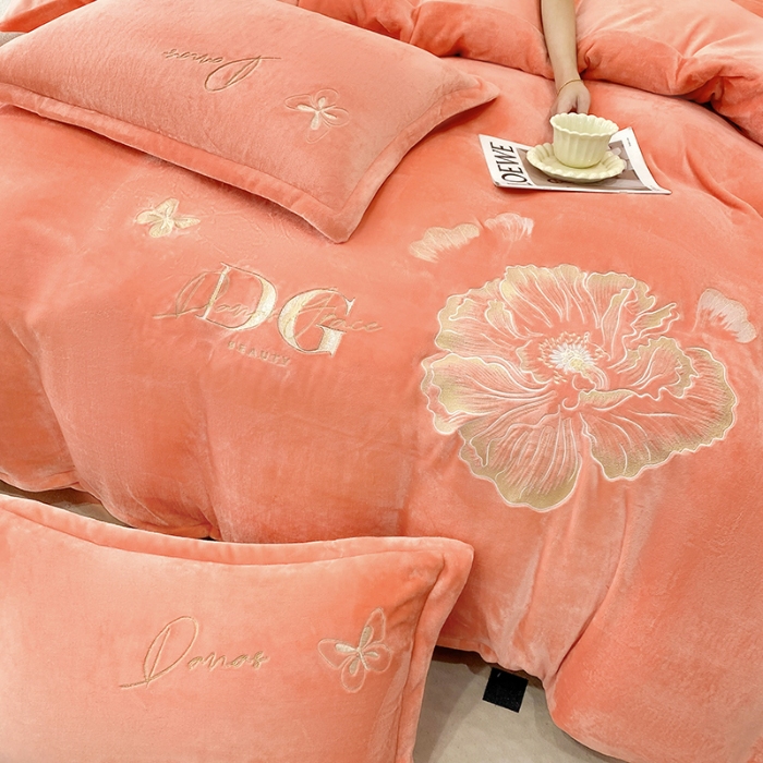 91家纺网 家纺一手货源 找家纺 2025大版花卉牛奶绒四件套小香风高克重加厚兔毛绒240g牛奶绒工艺款刺绣花四件套婴儿宝宝兔兔绒法莱金貂绒刺绣花四件套 盛世牡丹-艾玛橙 