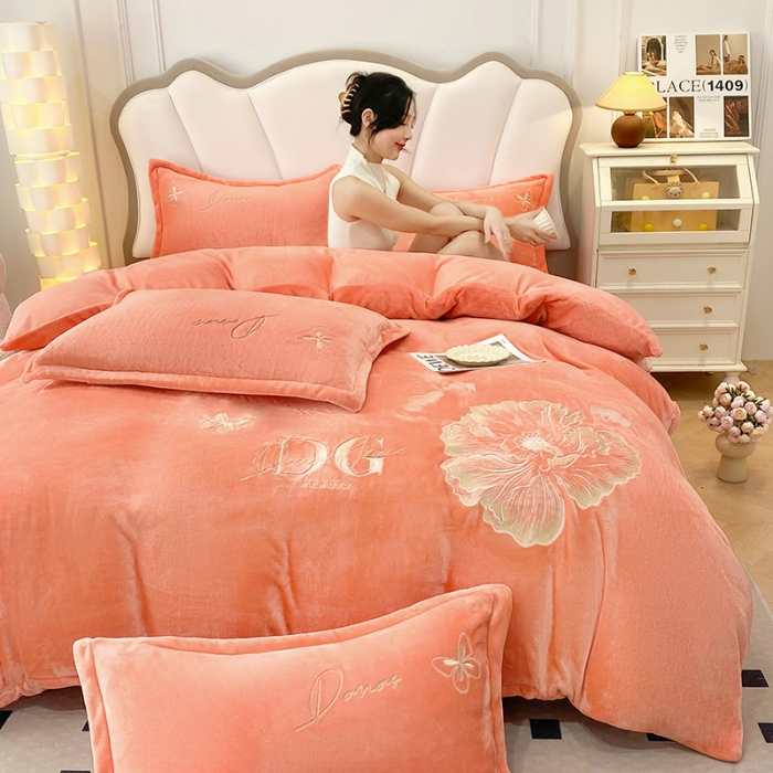 91家纺网 家纺一手货源 找家纺 2025大版花卉牛奶绒四件套小香风高克重加厚兔毛绒240g牛奶绒工艺款刺绣花四件套婴儿宝宝兔兔绒法莱金貂绒刺绣花四件套 盛世牡丹-艾玛橙 