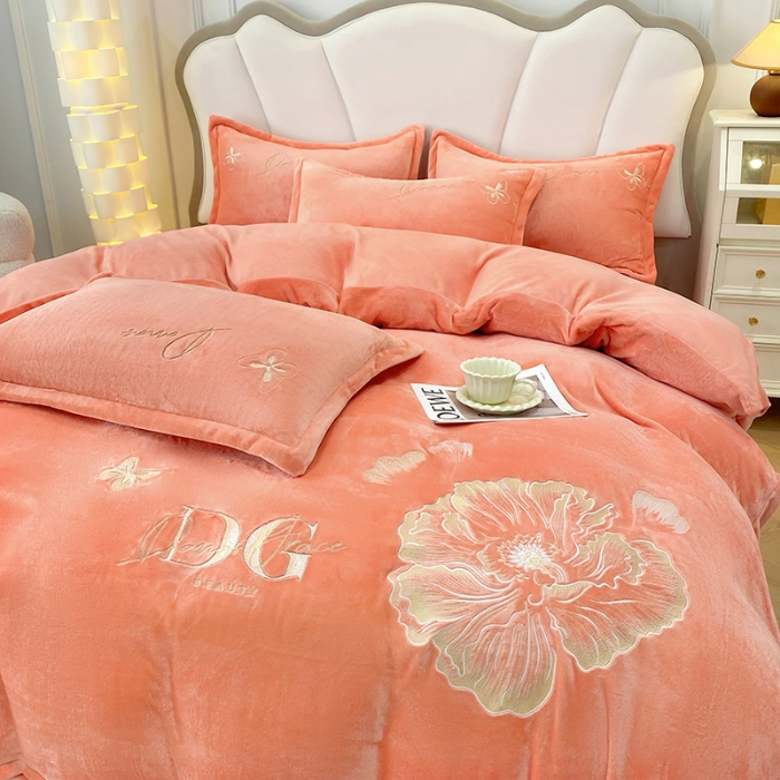 91家纺网 家纺一手货源 找家纺 2025大版花卉牛奶绒四件套小香风高克重加厚兔毛绒240g牛奶绒工艺款刺绣花四件套婴儿宝宝兔兔绒法莱金貂绒刺绣花四件套 盛世牡丹-艾玛橙 