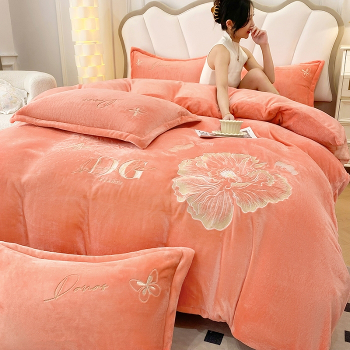 91家纺网 家纺一手货源 找家纺 2025大版花卉牛奶绒四件套小香风高克重加厚兔毛绒240g牛奶绒工艺款刺绣花四件套婴儿宝宝兔兔绒法莱金貂绒刺绣花四件套 盛世牡丹-艾玛橙 