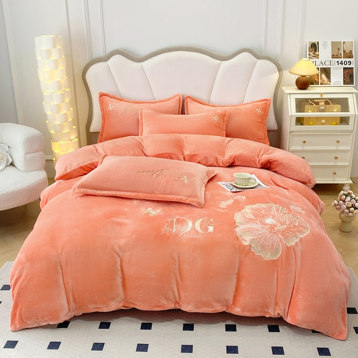 91家纺网 家纺一手货源 找家纺 2025大版花卉牛奶绒四件套小香风高克重加厚兔毛绒240g牛奶绒工艺款刺绣花四件套婴儿宝宝兔兔绒法莱金貂绒刺绣花四件套 盛世牡丹-艾玛橙 