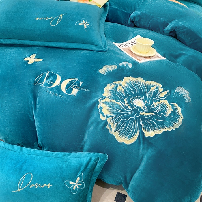 91家纺网 家纺一手货源 找家纺 2025大版花卉牛奶绒四件套小香风高克重加厚兔毛绒240g牛奶绒工艺款刺绣花四件套婴儿宝宝兔兔绒法莱金貂绒刺绣花四件套  盛世牡丹-宾利蓝  