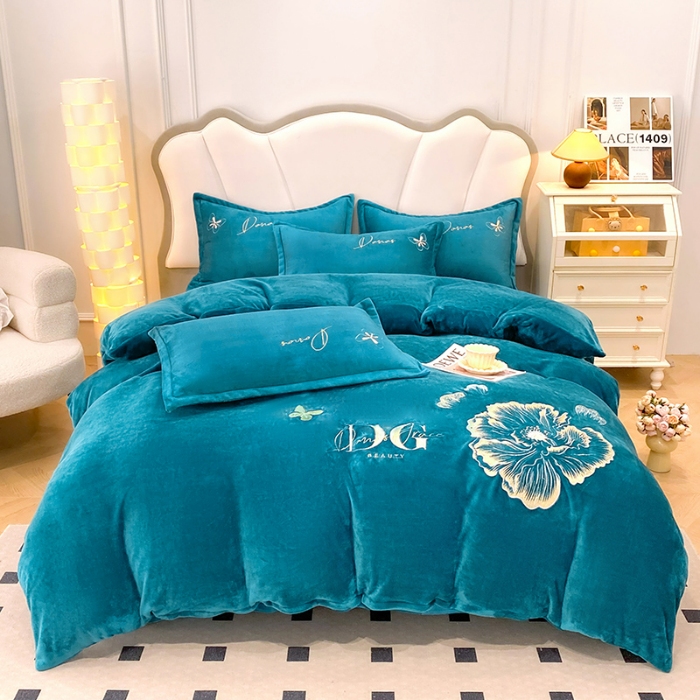 91家纺网 家纺一手货源 找家纺 2025大版花卉牛奶绒四件套小香风高克重加厚兔毛绒240g牛奶绒工艺款刺绣花四件套婴儿宝宝兔兔绒法莱金貂绒刺绣花四件套  盛世牡丹-宾利蓝  