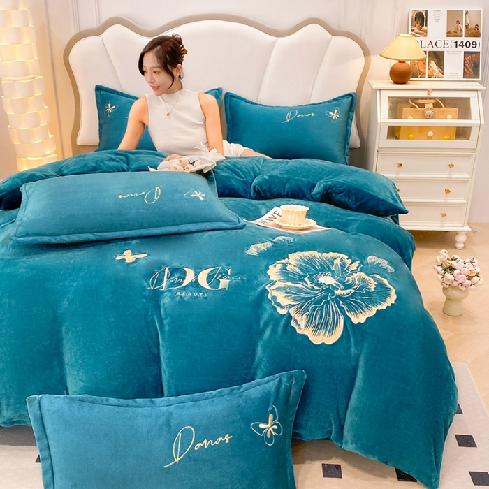 91家纺网 家纺一手货源 找家纺 2025大版花卉牛奶绒四件套小香风高克重加厚兔毛绒240g牛奶绒工艺款刺绣花四件套婴儿宝宝兔兔绒法莱金貂绒刺绣花四件套  盛世牡丹-宾利蓝  