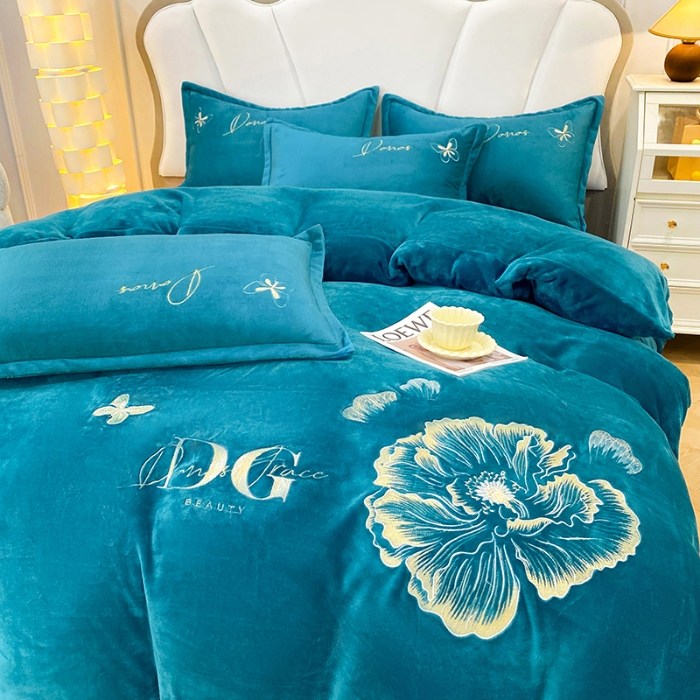 91家纺网 家纺一手货源 找家纺 2025大版花卉牛奶绒四件套小香风高克重加厚兔毛绒240g牛奶绒工艺款刺绣花四件套婴儿宝宝兔兔绒法莱金貂绒刺绣花四件套  盛世牡丹-宾利蓝  