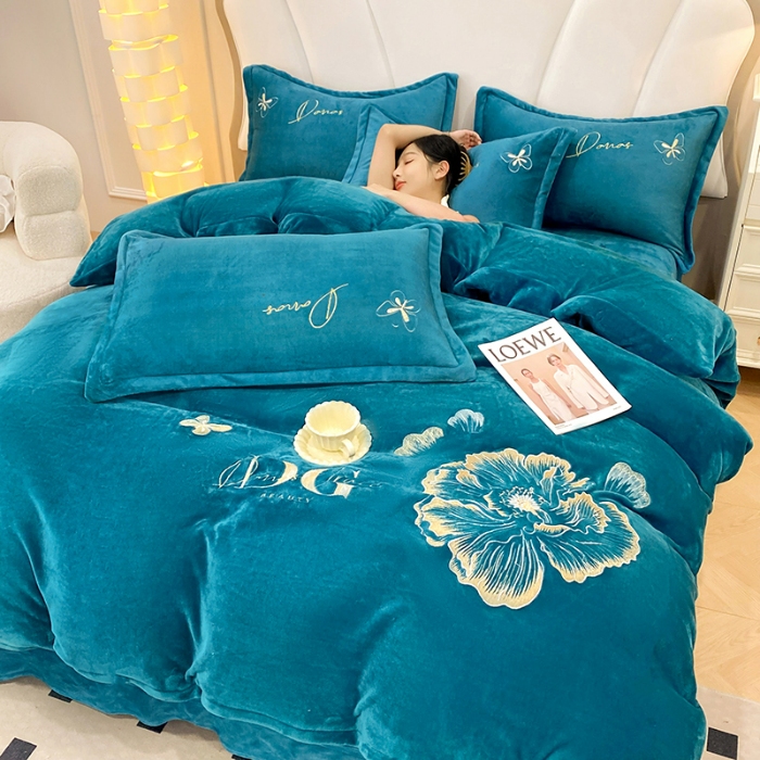 91家纺网 家纺一手货源 找家纺 2025大版花卉牛奶绒四件套小香风高克重加厚兔毛绒240g牛奶绒工艺款刺绣花四件套婴儿宝宝兔兔绒法莱金貂绒刺绣花四件套  盛世牡丹-宾利蓝  