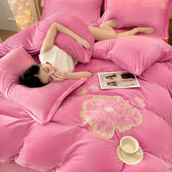 91家纺网 家纺一手货源 找家纺 2025大版花卉牛奶绒四件套小香风高克重加厚兔毛绒240g牛奶绒工艺款刺绣花四件套婴儿宝宝兔兔绒法莱金貂绒刺绣花四件套 盛世牡丹-豆沙红