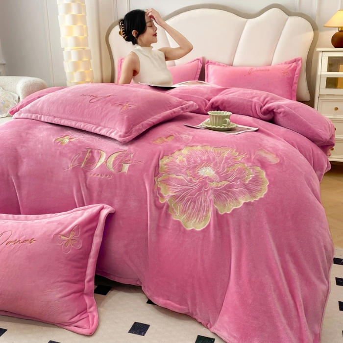 91家纺网 家纺一手货源 找家纺 2025大版花卉牛奶绒四件套小香风高克重加厚兔毛绒240g牛奶绒工艺款刺绣花四件套婴儿宝宝兔兔绒法莱金貂绒刺绣花四件套 盛世牡丹-豆沙红