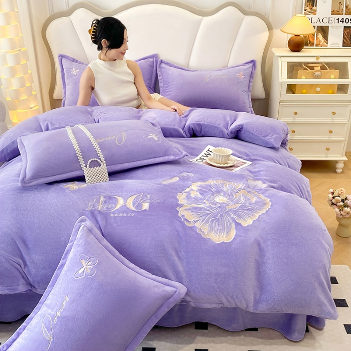 91家纺网 家纺一手货源 找家纺 2025大版花卉牛奶绒四件套小香风高克重加厚兔毛绒240g牛奶绒工艺款刺绣花四件套婴儿宝宝兔兔绒法莱金貂绒刺绣花四件套   盛世牡丹-梦幻紫 