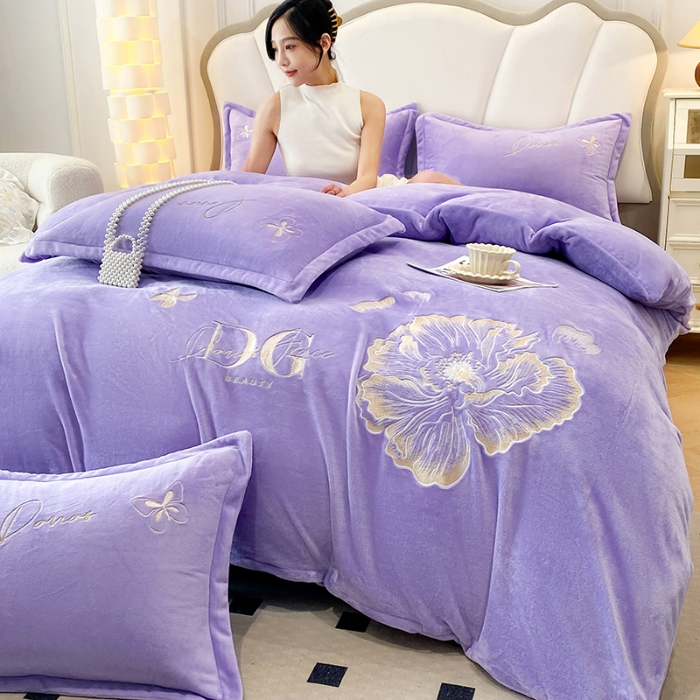 91家纺网 家纺一手货源 找家纺 2025大版花卉牛奶绒四件套小香风高克重加厚兔毛绒240g牛奶绒工艺款刺绣花四件套婴儿宝宝兔兔绒法莱金貂绒刺绣花四件套   盛世牡丹-梦幻紫 