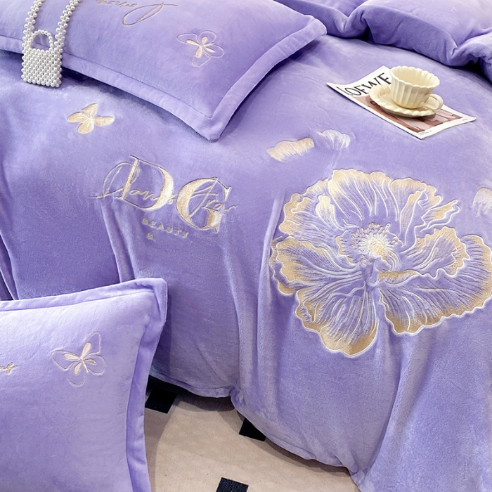 91家纺网 家纺一手货源 找家纺 2025大版花卉牛奶绒四件套小香风高克重加厚兔毛绒240g牛奶绒工艺款刺绣花四件套婴儿宝宝兔兔绒法莱金貂绒刺绣花四件套   盛世牡丹-梦幻紫 