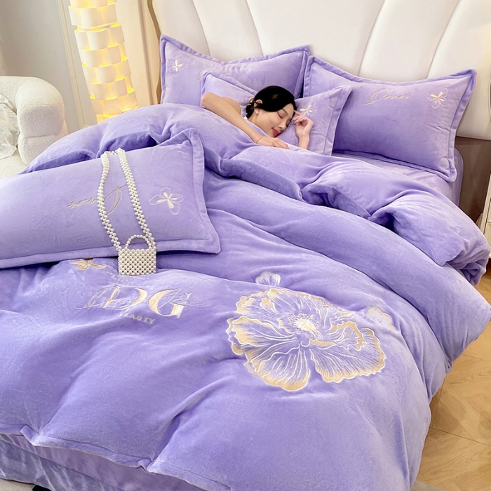 91家纺网 家纺一手货源 找家纺 2025大版花卉牛奶绒四件套小香风高克重加厚兔毛绒240g牛奶绒工艺款刺绣花四件套婴儿宝宝兔兔绒法莱金貂绒刺绣花四件套   盛世牡丹-梦幻紫 