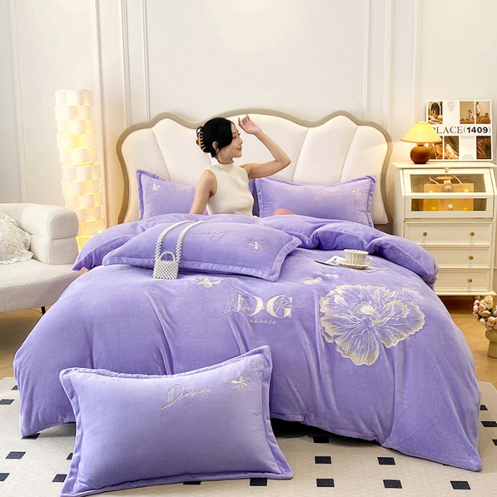 91家纺网 家纺一手货源 找家纺 2025大版花卉牛奶绒四件套小香风高克重加厚兔毛绒240g牛奶绒工艺款刺绣花四件套婴儿宝宝兔兔绒法莱金貂绒刺绣花四件套   盛世牡丹-梦幻紫 