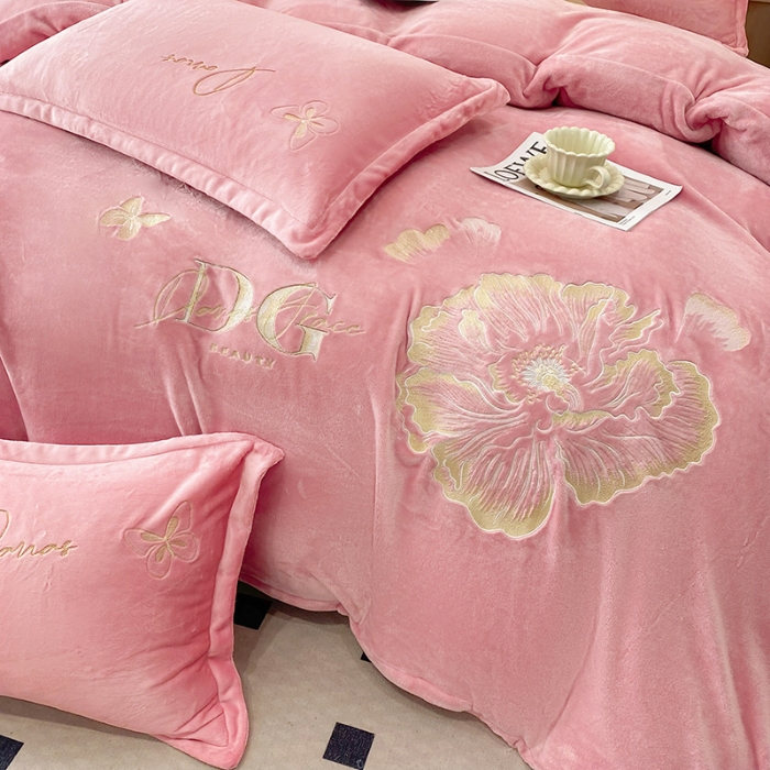 91家纺网 家纺一手货源 找家纺 2025大版花卉牛奶绒四件套小香风高克重加厚兔毛绒240g牛奶绒工艺款刺绣花四件套婴儿宝宝兔兔绒法莱金貂绒刺绣花四件套 盛世牡丹-奶油粉  