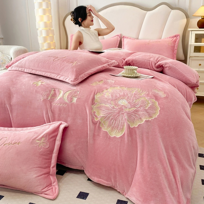 91家纺网 家纺一手货源 找家纺 2025大版花卉牛奶绒四件套小香风高克重加厚兔毛绒240g牛奶绒工艺款刺绣花四件套婴儿宝宝兔兔绒法莱金貂绒刺绣花四件套 盛世牡丹-奶油粉  