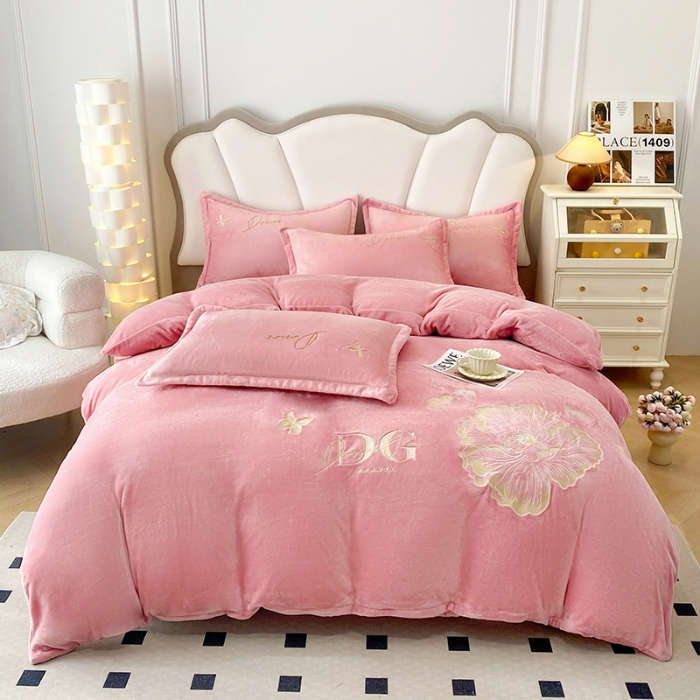 91家纺网 家纺一手货源 找家纺 2025大版花卉牛奶绒四件套小香风高克重加厚兔毛绒240g牛奶绒工艺款刺绣花四件套婴儿宝宝兔兔绒法莱金貂绒刺绣花四件套 盛世牡丹-奶油粉  