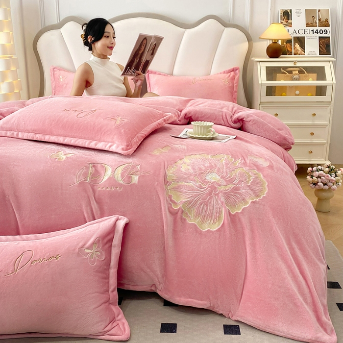 91家纺网 家纺一手货源 找家纺 2025大版花卉牛奶绒四件套小香风高克重加厚兔毛绒240g牛奶绒工艺款刺绣花四件套婴儿宝宝兔兔绒法莱金貂绒刺绣花四件套 盛世牡丹-奶油粉  