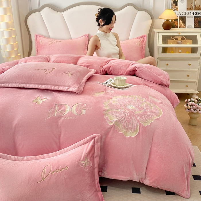 91家纺网 家纺一手货源 找家纺 2025大版花卉牛奶绒四件套小香风高克重加厚兔毛绒240g牛奶绒工艺款刺绣花四件套婴儿宝宝兔兔绒法莱金貂绒刺绣花四件套 盛世牡丹-奶油粉  