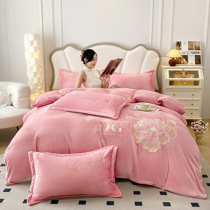 91家纺网 家纺一手货源 找家纺 2025大版花卉牛奶绒四件套小香风高克重加厚兔毛绒240g牛奶绒工艺款刺绣花四件套婴儿宝宝兔兔绒法莱金貂绒刺绣花四件套 盛世牡丹-奶油粉  