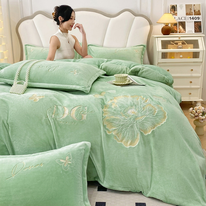 91家纺网 家纺一手货源 找家纺 2025大版花卉牛奶绒四件套小香风高克重加厚兔毛绒240g牛奶绒工艺款刺绣花四件套婴儿宝宝兔兔绒法莱金貂绒刺绣花四件套 盛世牡丹-新芽绿