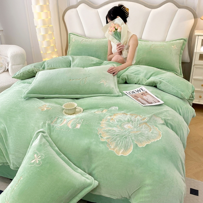 91家纺网 家纺一手货源 找家纺 2025大版花卉牛奶绒四件套小香风高克重加厚兔毛绒240g牛奶绒工艺款刺绣花四件套婴儿宝宝兔兔绒法莱金貂绒刺绣花四件套 盛世牡丹-新芽绿