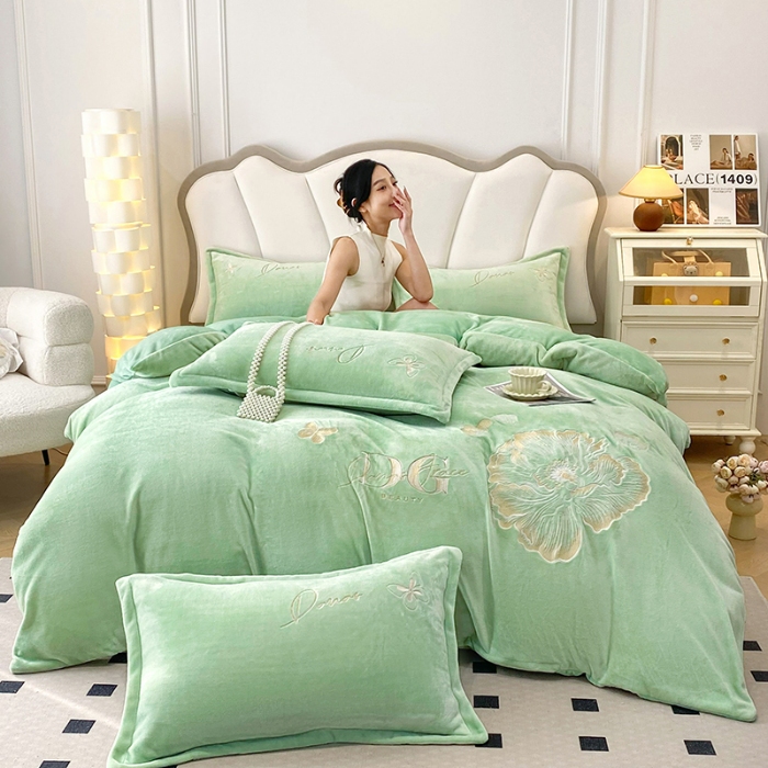 91家纺网 家纺一手货源 找家纺 2025大版花卉牛奶绒四件套小香风高克重加厚兔毛绒240g牛奶绒工艺款刺绣花四件套婴儿宝宝兔兔绒法莱金貂绒刺绣花四件套 盛世牡丹-新芽绿