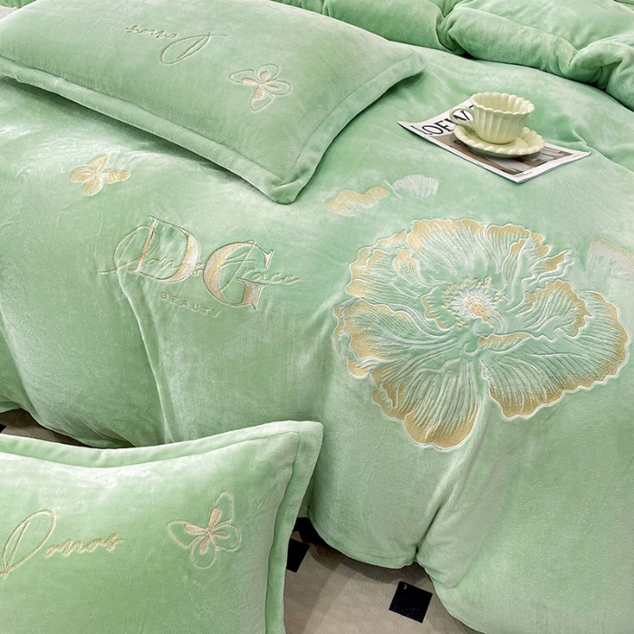 91家纺网 家纺一手货源 找家纺 2025大版花卉牛奶绒四件套小香风高克重加厚兔毛绒240g牛奶绒工艺款刺绣花四件套婴儿宝宝兔兔绒法莱金貂绒刺绣花四件套 盛世牡丹-新芽绿