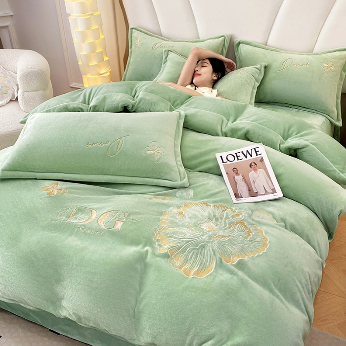 91家纺网 家纺一手货源 找家纺 2025大版花卉牛奶绒四件套小香风高克重加厚兔毛绒240g牛奶绒工艺款刺绣花四件套婴儿宝宝兔兔绒法莱金貂绒刺绣花四件套 盛世牡丹-新芽绿