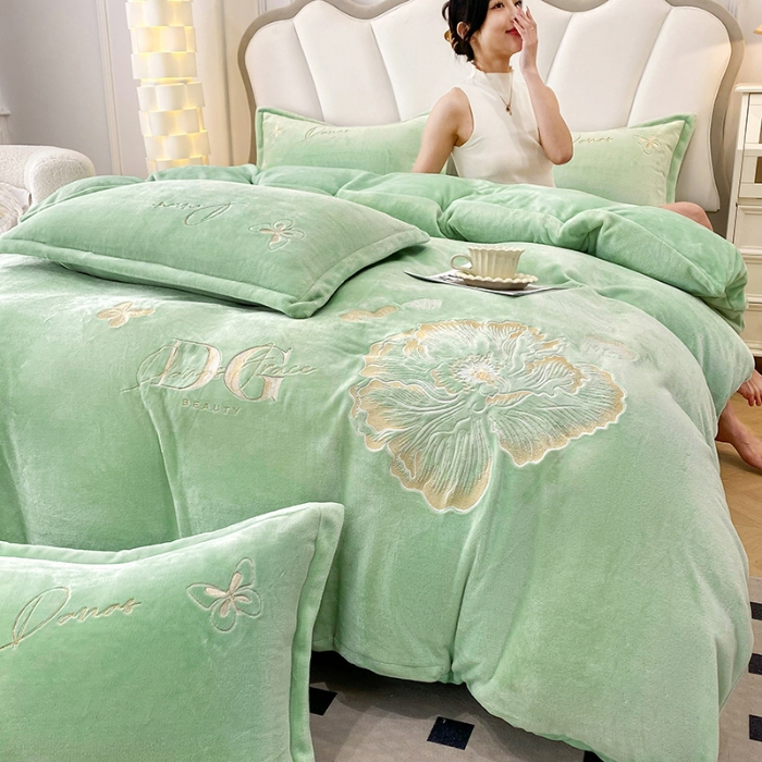 91家纺网 家纺一手货源 找家纺 2025大版花卉牛奶绒四件套小香风高克重加厚兔毛绒240g牛奶绒工艺款刺绣花四件套婴儿宝宝兔兔绒法莱金貂绒刺绣花四件套 盛世牡丹-新芽绿