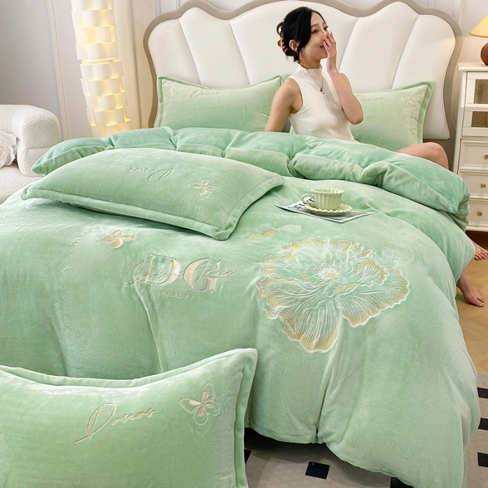 91家纺网 家纺一手货源 找家纺 2025大版花卉牛奶绒四件套小香风高克重加厚兔毛绒240g牛奶绒工艺款刺绣花四件套婴儿宝宝兔兔绒法莱金貂绒刺绣花四件套 盛世牡丹-新芽绿