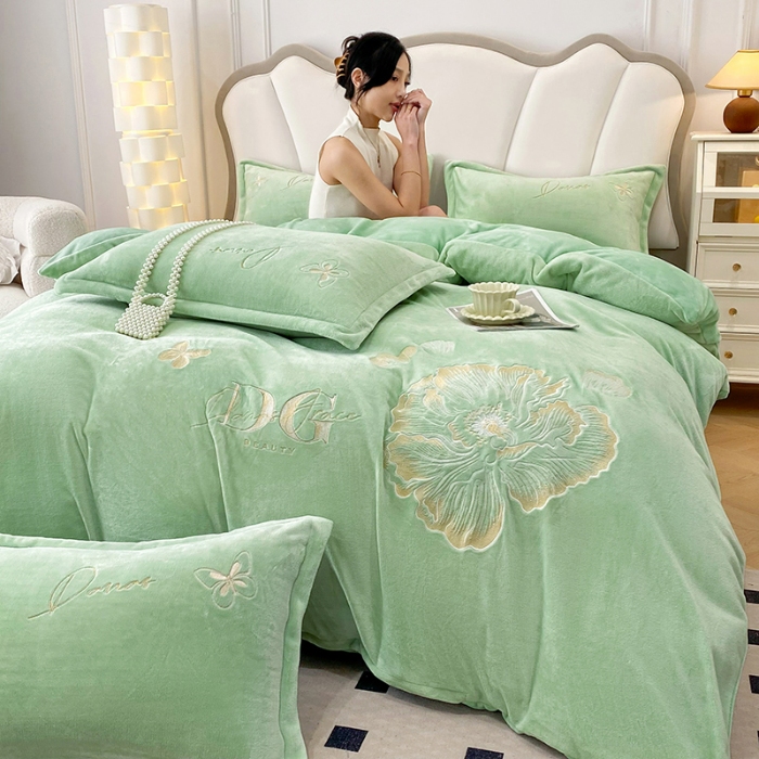 91家纺网 家纺一手货源 找家纺 2025大版花卉牛奶绒四件套小香风高克重加厚兔毛绒240g牛奶绒工艺款刺绣花四件套婴儿宝宝兔兔绒法莱金貂绒刺绣花四件套 盛世牡丹-新芽绿