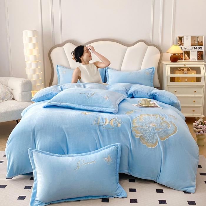 91家纺网 家纺一手货源 找家纺 2025大版花卉牛奶绒四件套小香风高克重加厚兔毛绒240g牛奶绒工艺款刺绣花四件套婴儿宝宝兔兔绒法莱金貂绒刺绣花四件套 盛世牡丹-婴儿蓝