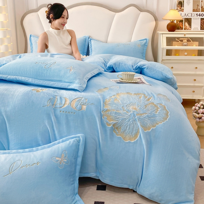 91家纺网 家纺一手货源 找家纺 2025大版花卉牛奶绒四件套小香风高克重加厚兔毛绒240g牛奶绒工艺款刺绣花四件套婴儿宝宝兔兔绒法莱金貂绒刺绣花四件套 盛世牡丹-婴儿蓝