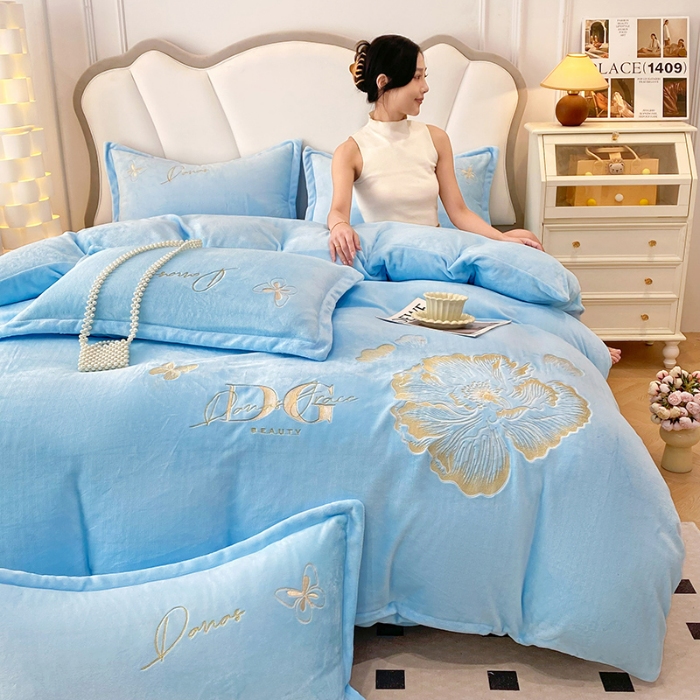 91家纺网 家纺一手货源 找家纺 2025大版花卉牛奶绒四件套小香风高克重加厚兔毛绒240g牛奶绒工艺款刺绣花四件套婴儿宝宝兔兔绒法莱金貂绒刺绣花四件套 盛世牡丹-婴儿蓝