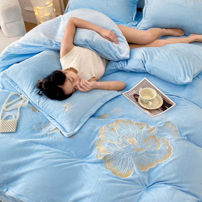 91家纺网 家纺一手货源 找家纺 2025大版花卉牛奶绒四件套小香风高克重加厚兔毛绒240g牛奶绒工艺款刺绣花四件套婴儿宝宝兔兔绒法莱金貂绒刺绣花四件套 盛世牡丹-婴儿蓝