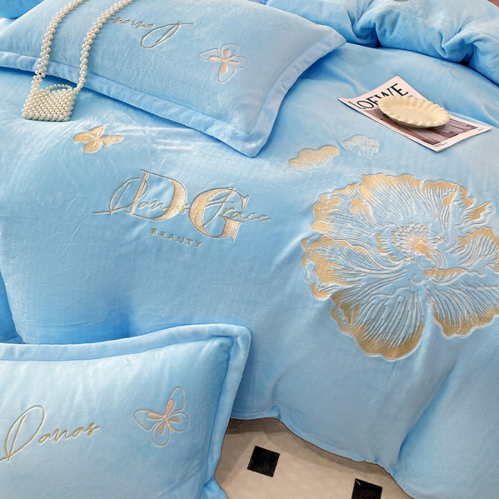 91家纺网 家纺一手货源 找家纺 2025大版花卉牛奶绒四件套小香风高克重加厚兔毛绒240g牛奶绒工艺款刺绣花四件套婴儿宝宝兔兔绒法莱金貂绒刺绣花四件套 盛世牡丹-婴儿蓝