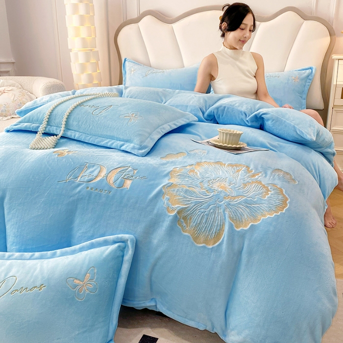 91家纺网 家纺一手货源 找家纺 2025大版花卉牛奶绒四件套小香风高克重加厚兔毛绒240g牛奶绒工艺款刺绣花四件套婴儿宝宝兔兔绒法莱金貂绒刺绣花四件套 盛世牡丹-婴儿蓝