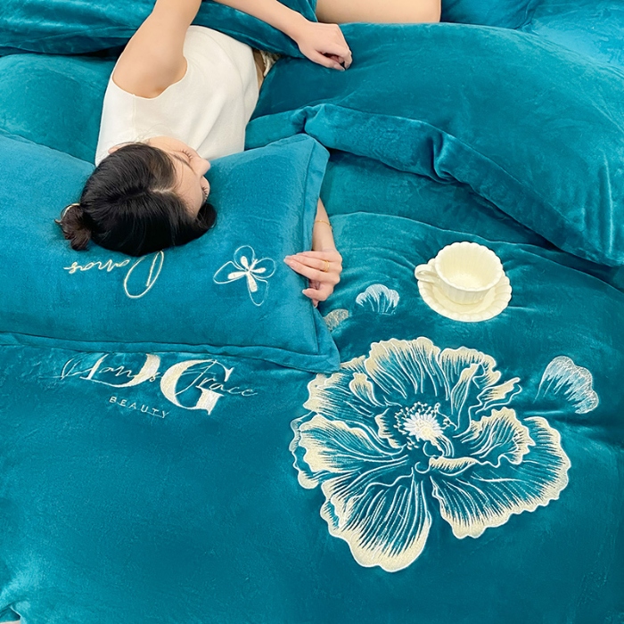 91家纺网 家纺一手货源 找家纺 2026大版花卉牛奶绒四件套小香风高克重加厚兔毛绒240g牛奶绒工艺款刺绣花四件套婴儿宝宝兔兔绒法莱金貂绒刺绣花四件套   莫娜花园-豆沙红