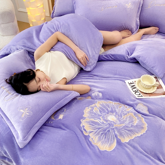 91家纺网 家纺一手货源 找家纺 2026大版花卉牛奶绒四件套小香风高克重加厚兔毛绒240g牛奶绒工艺款刺绣花四件套婴儿宝宝兔兔绒法莱金貂绒刺绣花四件套   莫娜花园-豆沙红