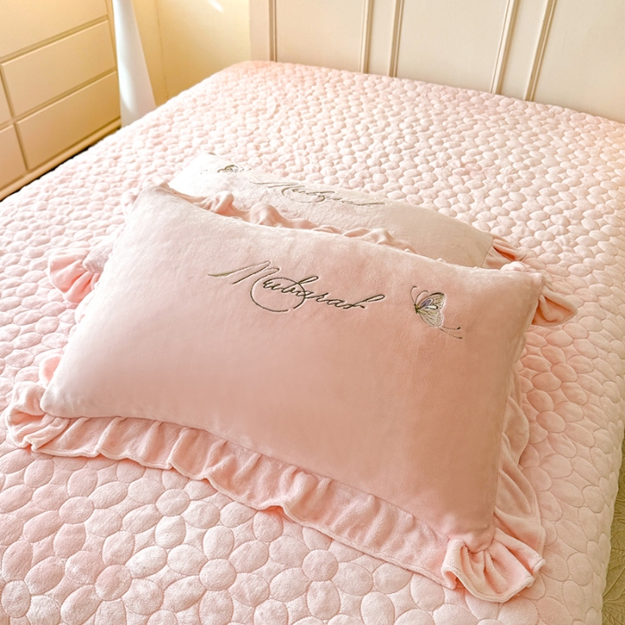 91家纺网 家纺一手货源 找家纺 （总）漫布云2025秋冬加厚230g全消光牛奶绒立体花朵绣花床盖款四件套11斤重加厚婴儿绒法莱绒床裙款床盖款四件套