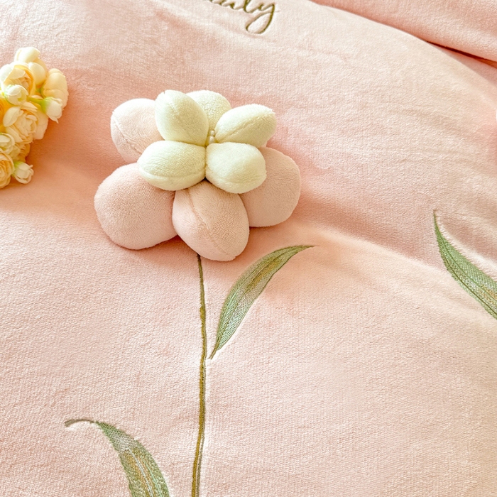 91家纺网 家纺一手货源 找家纺 （总）漫布云2025秋冬加厚230g全消光牛奶绒立体花朵绣花床盖款四件套11斤重加厚婴儿绒法莱绒床裙款床盖款四件套